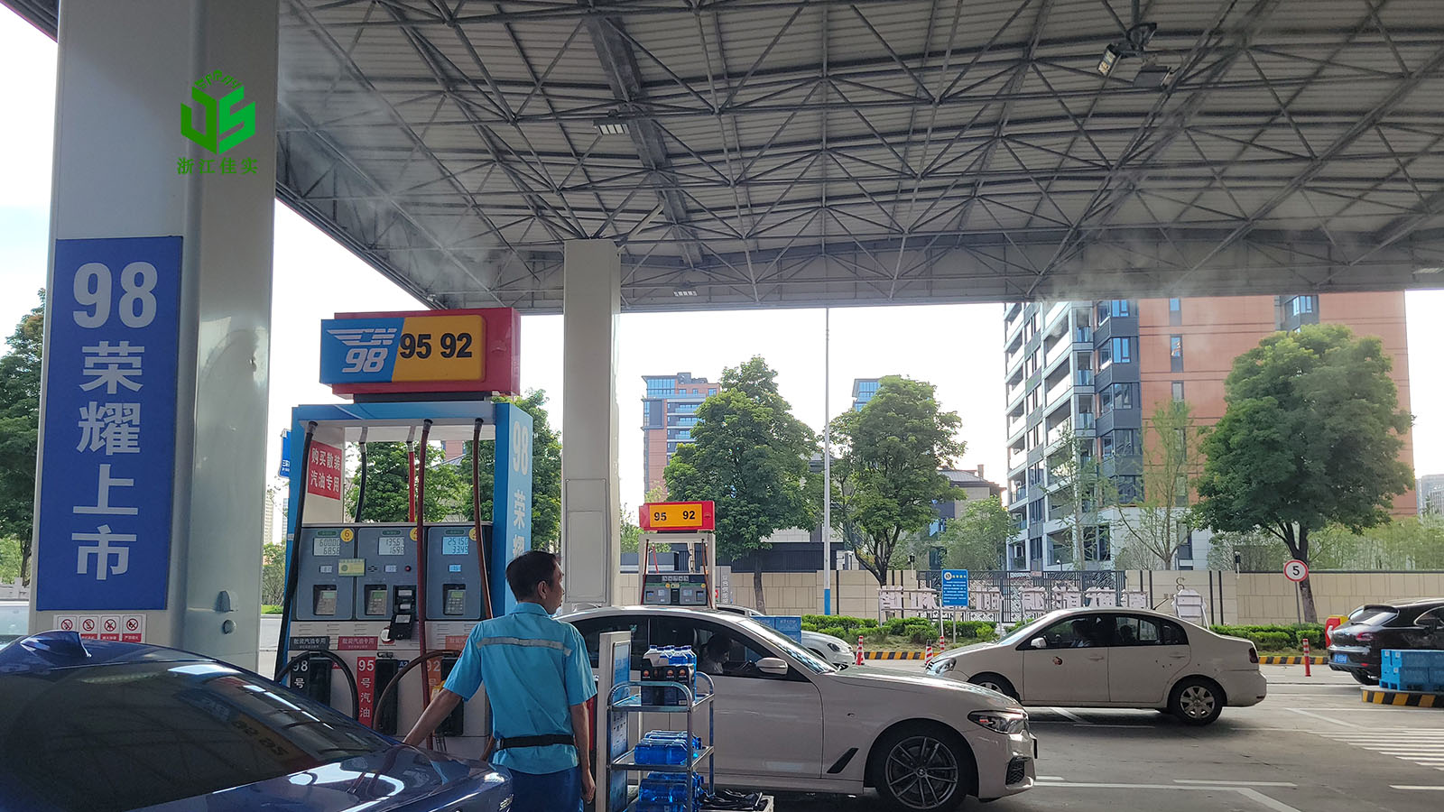 新疆夏季高温场景降温 喷雾降温解决闷热痛点